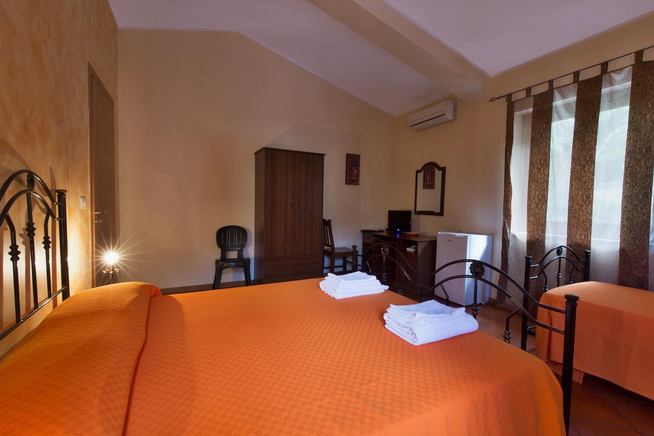 Turismo Rurale Il Sole Villa Sant'Angelo di Brolo Bilik gambar