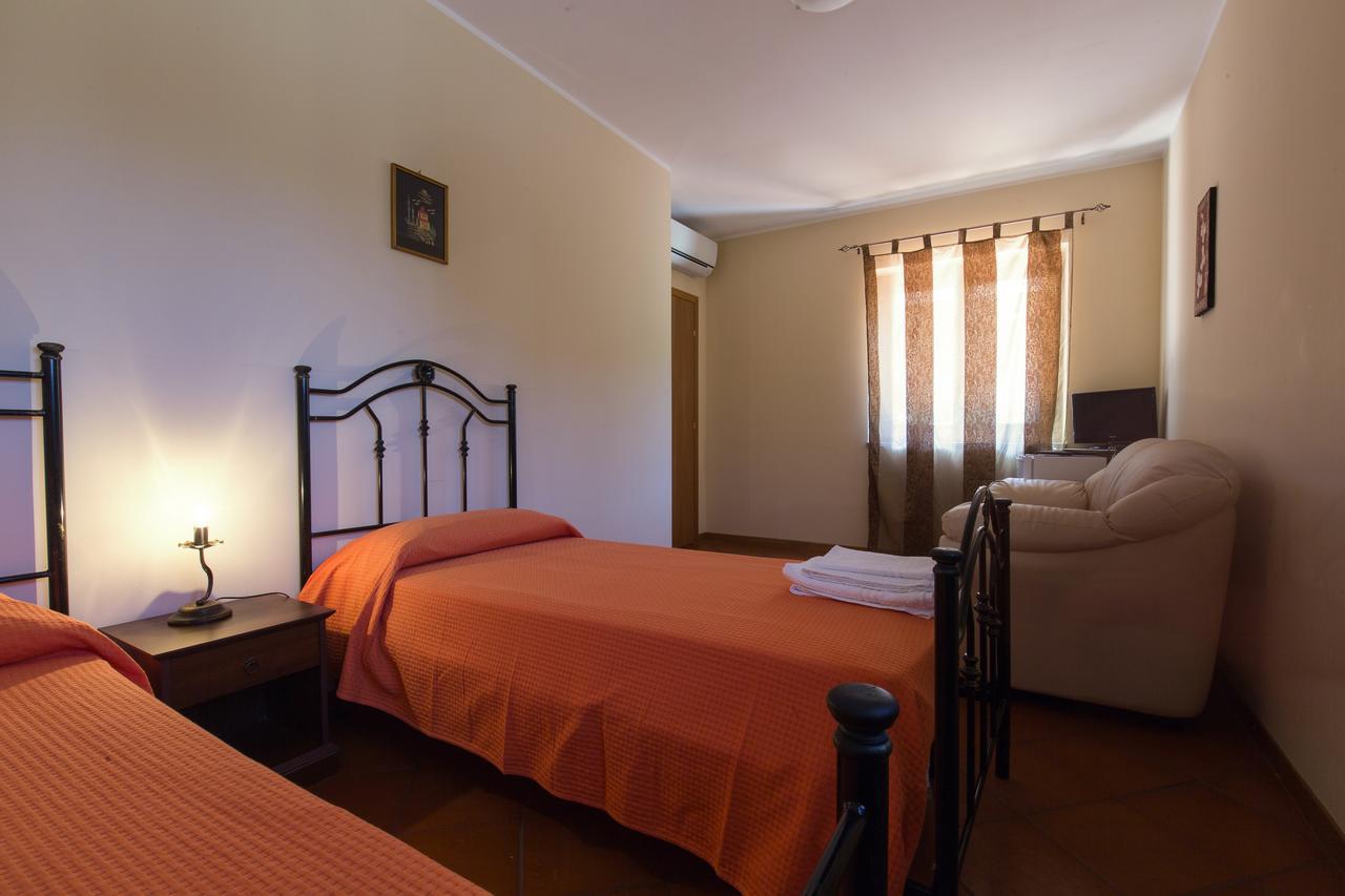 Turismo Rurale Il Sole Villa Sant'Angelo di Brolo Bilik gambar